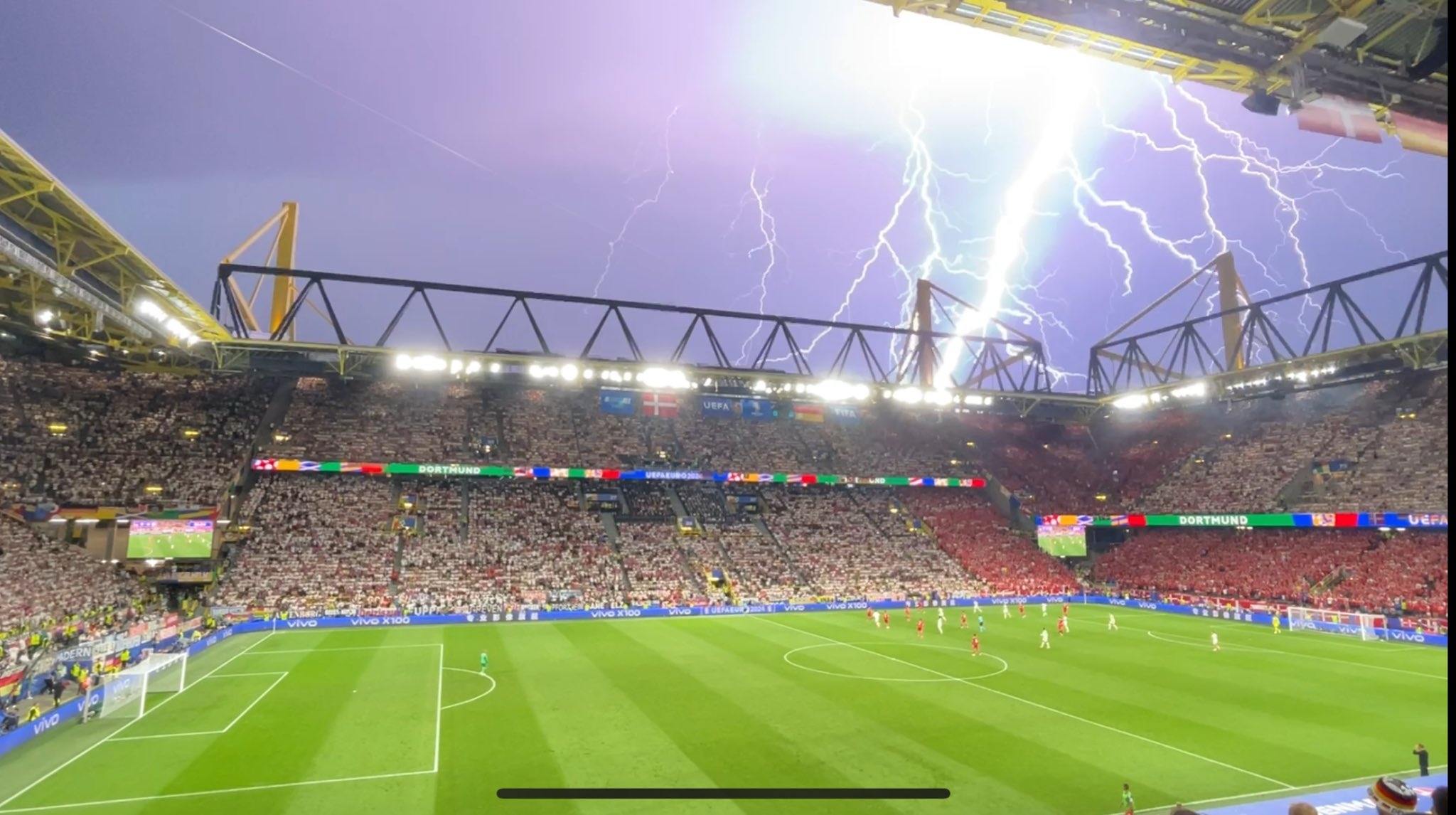 德国vs丹麦出现雷暴天气，第35分钟比赛暂停！