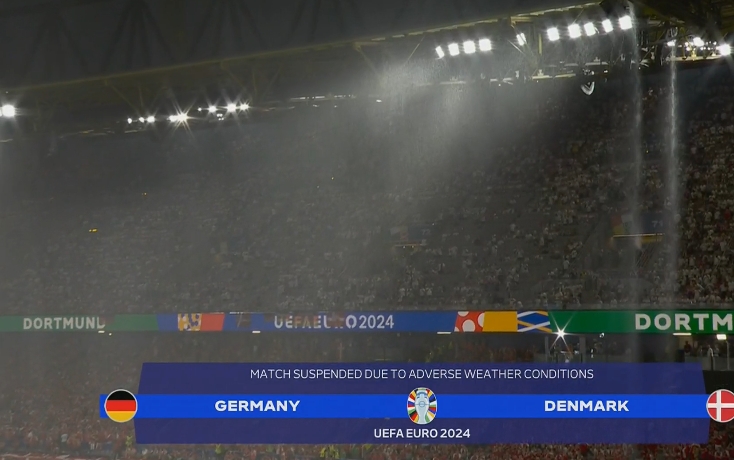 大雨倾盆⚡️德国vs丹麦球场漏水，球迷雨中狂欢